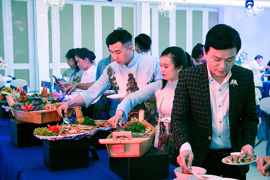 Nhà hàng phục vụ tiệc buffet với các sự kiện hội nghị