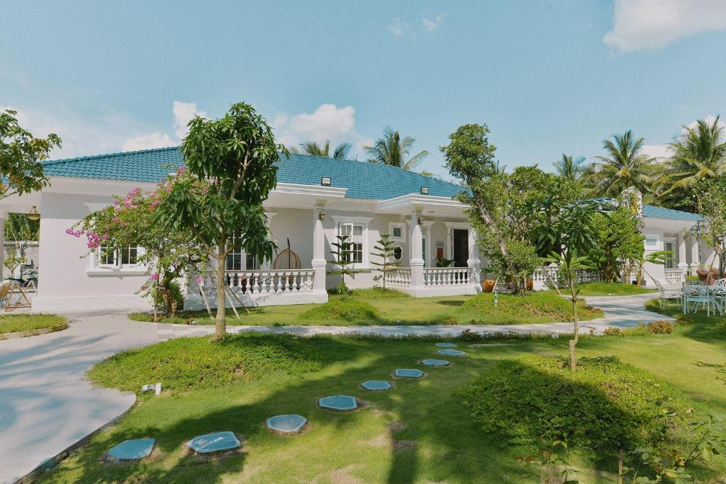 La villa de CoCo Bến Tre khu sân vườn rộng rãi hệ thống cây xanh thoáng mát (Nguồn: Internet)