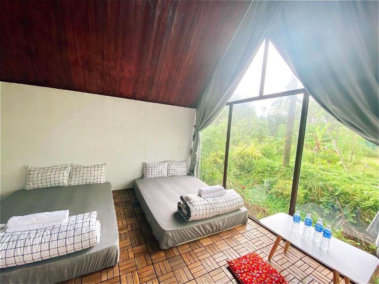 Phần mái được ốp bằng gỗ dừa của Hide Away Homestay Bến Tre tạo không gian mát mẻ, gần gũi thiên nhiên (Nguồn: Internet)