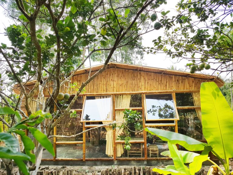 Phần mái được ốp bằng gỗ dừa của Hide Away Homestay Bến Tre tạo không gian mát mẻ, gần gũi thiên nhiên (Nguồn: Internet)