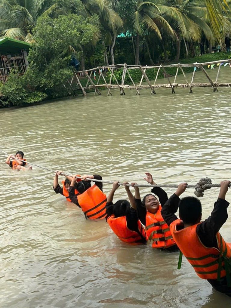 Du khách trải nghiệm các trò chơi thú vị tại khu du lịch Lan Vương. Ảnh: Homestay Bảo Bình