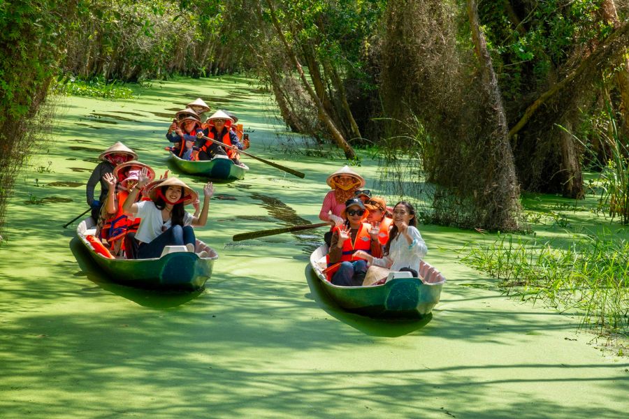 Chèo xuồng 3 lá du lịch Bến Tre chắc chắn sẽ là hoạt động trải nghiệm mà bạn không thể bỏ qua khi có dịp vi vu khám phá xứ dừa